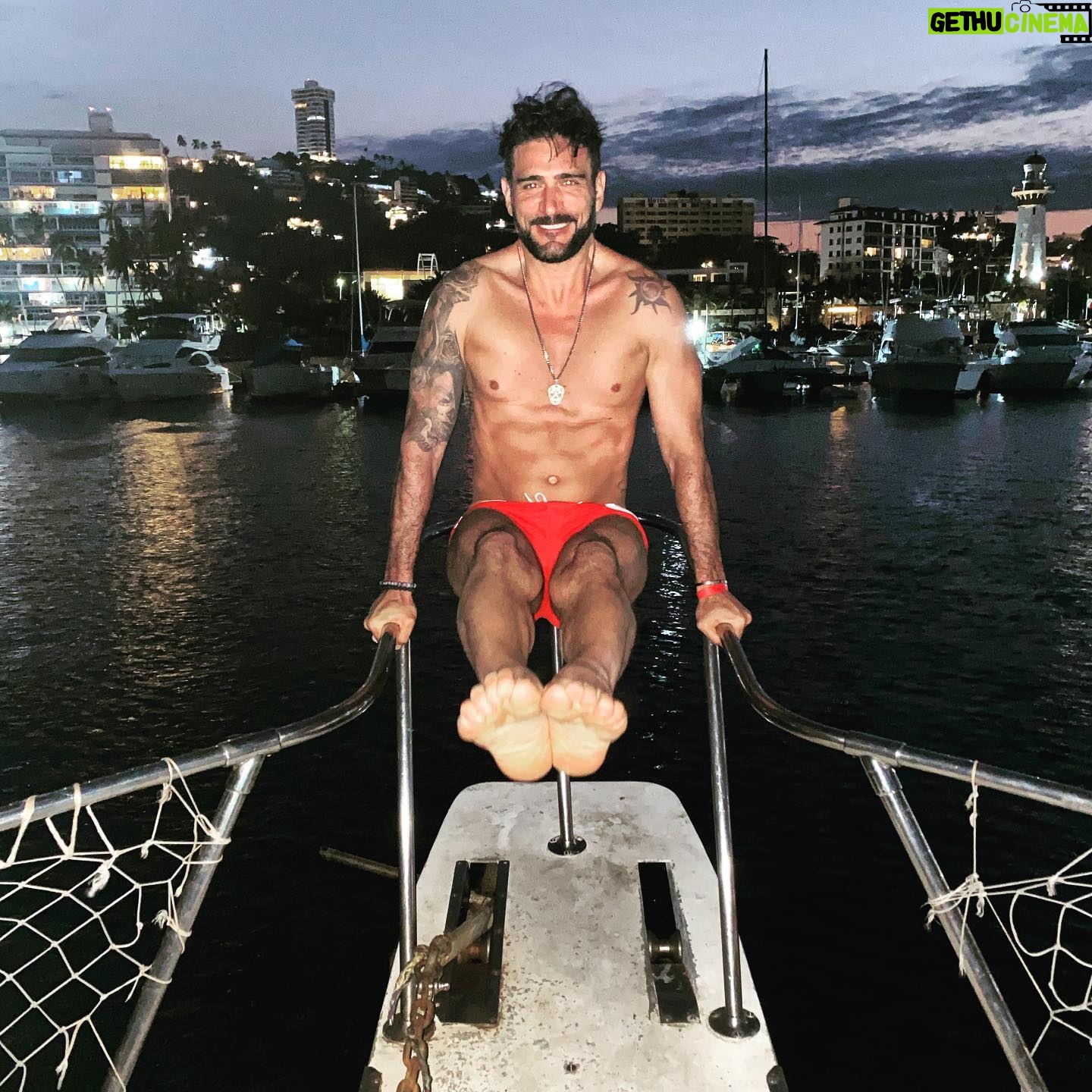 Mariano Brozincevic - 1K Likes - Cae el sol y... #acapulco #mexico #marianobrozincevic #marianobrozincevic #lifestyle 😎