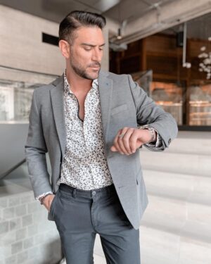 Mariano Brozincevic Instagram - Tu tiempo es ahora, no lo desperdicies pensando en lo que podría haber sido y no fue.🕰 #marianobrozincevic #marianobrozz #chile #lifestyle #menstyle #menswear