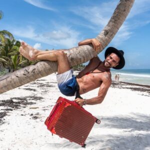 Mariano Brozincevic Instagram - Siempre listo para viajar!!! @maletaschile #marianobrozincevic #marianobrozz #lifestyle #travelblogger #mexico #tulum