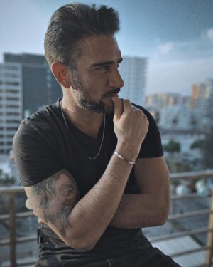 Mariano Brozincevic Instagram - No pospongas el disfrute y la felicidad hasta llegar al destino.La vida está compuesta de muchos “ahoras”.El camino es lo que importa, no la meta ni el destino. Proponte estar presente, apreciar el momento,sin apurarte. Disfruta el viaje. Enjoy the ride. #marianobrozincevic #marianobrozz #chile 
PH: 📸 @mca.sepulveda