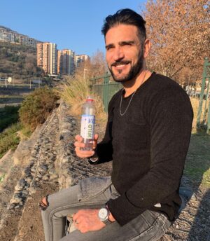 Mariano Brozincevic Instagram - 5 maravillosos efectos que notará tu 🧠cuando bebes agua 💦 
. Tu cerebro funciona más rápido 
. Mejora tu concentración 
. Te ayuda a equilibrar tu estado de ánimo y emociones
.te ayuda a dormir mejor
. Tu memoria mejorará 
Esta agua es lo máximo , 💯% natural. PH alcalino, sin sodio y envasada en origen. Por acá les dejo el dato @wildokofficial para que participen del concurso por 120 botellas de agua para que se hidraten bien! #bebeagua #chile #marianobrozincevic