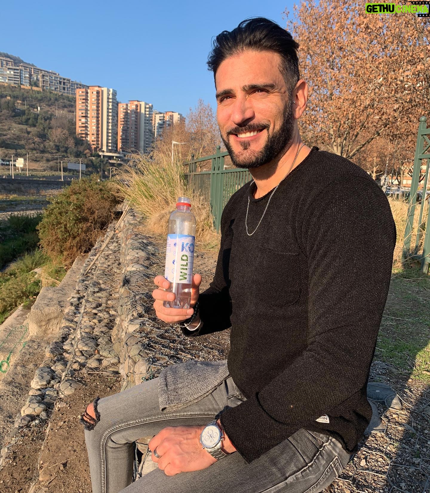Mariano Brozincevic - 810 Likes - 5 maravillosos efectos que notará tu 🧠cuando bebes agua 💦
. Tu cerebro funciona más rápido
. Mejora tu concentración
. Te ayuda a equilibrar tu estado de ánimo y emociones
.te ayuda a dormir mejor
. Tu memoria mejorará
Esta agua es lo máximo , 💯% natural. PH alcalino, sin sodio y envasada en origen. Por acá les dejo el dato @wildokofficial para que participen del concurso por 120 botellas de agua para que se hidraten bien! #bebeagua #chile #marianobrozincevic
