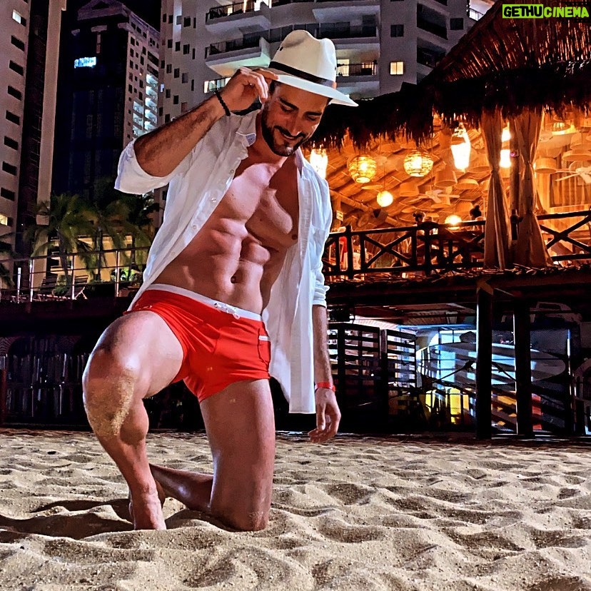 Mariano Brozincevic - 794 Likes - “No culpes a la noche, no culpes a la playa, no culpes a la lluvia será que...” #acapulco #marianobrozincevic #marianobrozz 😎