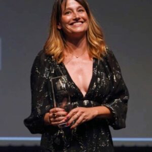 Marie Gillain Instagram - Heureuse de ce prix d’interprétation au @festivalfictiontv!
Pour ce moment bien précis où mon petit cœur a fait des bonds dans la salle en entendant le prénom de sa propriétaire retentir sur scène,
pour cette aventure humaine hors du commun,
pour notre équipe, qui a eu le courage, le talent, l’audace et la détermination, de raconter cette histoire de cette façon-là,
pour toutes les femmes qui ont été ou sont encore sous l’emprise d’un être violent,
à celles qui s’en sont sorties et à toutes celles qui auront peut être un déclic pour en parler, après avoir vu notre film…
❤️ @andrea_bescond @ericmetayer4 @julie_coudry @eleonore_bauer_  @guillaume__labbe @m6officiel @alexismichalik