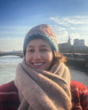 Marie Gillain Instagram - Soleil retrouvé qui dynamise et réchauffe le cœur! Grand froid sec qui remet l’esprit en place 
et marche à pied qui m’aide à recentrer ce corps un peu épuisé par cette année 2023…
Janvier 2024, bonjour!
Je vous souhaite une très très mais alors très très belle année à toutes et tous!