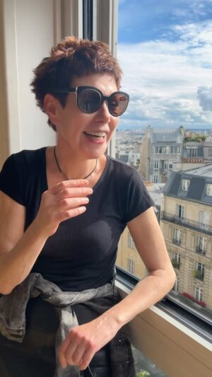 Marie Réache Instagram - Qui suis-je? Ou vais-je? Telle est la question.. 🤪 Je suis… donc @lescoeurspursofficiel existent! 😍 Bientôt l’album en duo avec @pierre_lericq . On sera en concert sur Paris au @studiodelermitage dans le 20ieme le 25 septembre à 20h30! Vous venez?? Hâte hâte hâte! Je vous embrasse! 💋💋 
Single déjà disponible partout! 💿 Bref: Two va bien! 🤩 
•
•
#lescoeurspurs #album #artistesfrancais #chansonfrancaise #frenchpop #plusbellelavie #acteur #actrice #mariereache #pierrelericq  #duomusical #duofrancais #chanteuse #chanteur #chansonatexte guitarevoix #plusbelle #toureiffel #frenchsong #frenchmusic #babeth #neboutfamily