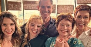 Marie Réache Instagram - Message de Marie 

Mes Amis….

Merci infiniment pour vos très très nombreux messages d’anniversaire

Ça m’a fait tellement plaisir!!!!

Sentir que le lien est toujours là entre nous malgré la fin de notre chère serie , je vous jure que ça réchauffe le coeur!

Surtout  par ce temps glacial et dans cette période un peu morose ou chacun est replié sur soi sans voir que la solution est plutôt dans l’autre

Donc Merci Merci à Tous   

Je compte organiser prochainement un repas chez moi à Paris avec tous les Nebout réunis

Des grands parents au petit dernier en passant par mon cher et tendre et mes 2 filles chéries ...

On vous enverra des photos de la soirée!

Je vous embrasse de tout mon coeur 

A tres bientôt pour de nouvelles aventures 

Marie- Babeth Nebout

@pblvofficiel