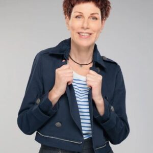 Marie Réache Instagram - Voilà mon portrait officiel pour la rentrée de @pblvofficiel rendez-vous lundi à 13h40 sur @TF1
