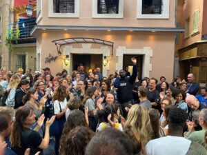 Marie Réache Instagram - POUR NOTRE CHER PUBLIC...

Chers Tous...
C’est avec une grande émotion et une immense tristesse que nous nous sommes quittés hier avec les équipes de PBLV
Nous avons ri, bu, pleuré…
Nous nous sommes couchés à pas d’heure car on aurai voulu que ça ne finisse jamais
Le bruit court que certains sont même retournés une dernière fois danser sur la place du Mistral au petit matin
Merci à tous pour votre soutien, votre fidélité, votre amour, tous vos témoignages de tendresse et votre engagement sans faille auprès de cette série Culte et qui le restera indéniablement
Nous y avons vécu tant de choses!
Peut être pas autant que nos personnages mais presque …
L’humanité des gens qui ont fait cette aventure était immense et c’est, avec vous, public merveilleux qui nous avez suivi toutes ces années,  ce qui en a fait le succès !
J’ai décidé de tenter maintenant une autre aventure qui est la chanson et je vais sortir prochainement un clip que je vous enverrai en toute primeur
Merci à vous,
Infiniment...
Je vous embrasse du fond du coeur et n’attend qu’une chose: c’est de vous retrouver au fil de mes différents projets afin que nous puissions continuer à nous tenir la main
 Babeth for Ever

@pblvofficiel