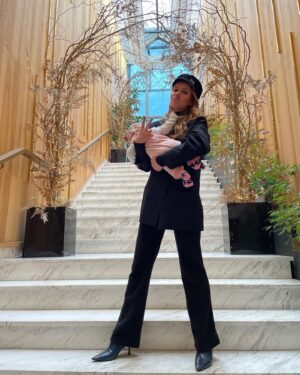 Mariia Pustova Instagram - Мені сьогодні 33
Цього року святкування в родинному колі
Наступного року обов’язково повернемось до наших традицій з @maksymbukin Зберемо друзів, влаштуємо ще одну неймовірну тематичну вечірку…
А Наразі бажання у всіх одне💙💛
Найголовніший подарунок тримаю на руках
Щаслива бути донькою,подругою,мамою, дружиною, актрисою..,

Безмежно вдячна за Ваші вітання💙💛💙💛
