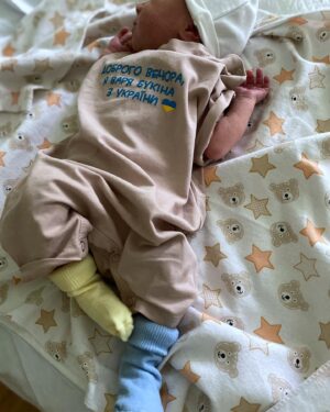 Mariia Pustova Instagram - Ну що, давайте знайомитись
Букіна Варвара Максимівна💙💛
Народжена з любов‘ю в Україні