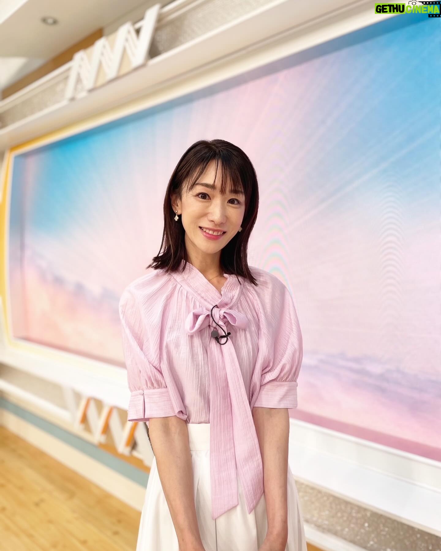 Mariko Dou - 2.2K Likes - 本日の「ワイド!スクランブル」の衣装は、
☆ブラウス,スカート… #ノーリーズ
でした👗✨
暑い一日でしたが、淡いピンクのブラウスが爽やかでした💕
大下さんの代理を担当し、終始あたふたしていましたが、同期の佐々木アナがいてくれて本当に心強かったです✨
#大下容子ワイドスクランブル #ワイドスクランブル #ニュース #テレビ朝日 #堂真理子 #アナウンサー衣装 #番組衣装
