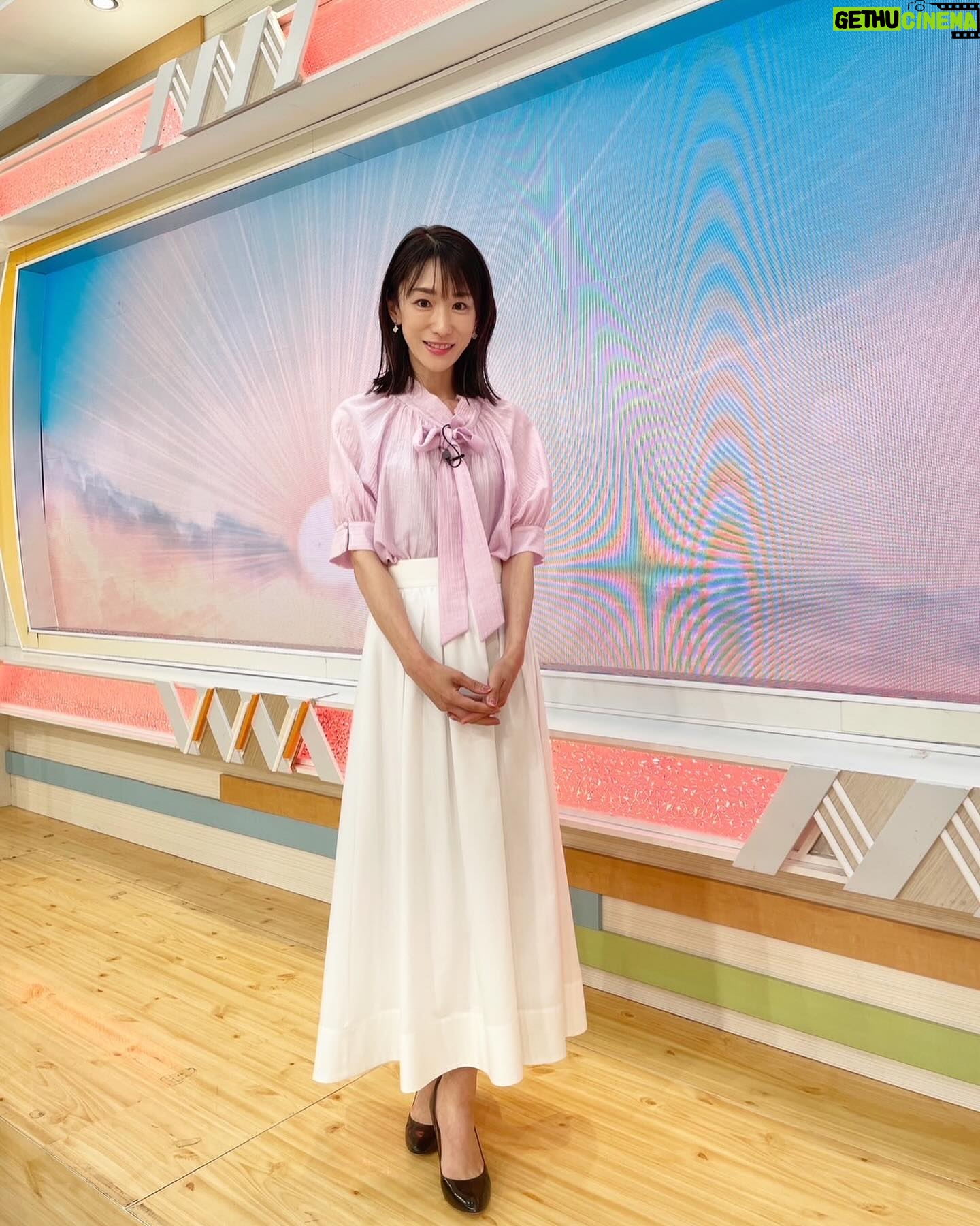 Mariko Dou - 2.2K Likes - 本日の「ワイド!スクランブル」の衣装は、
☆ブラウス,スカート… #ノーリーズ
でした👗✨
暑い一日でしたが、淡いピンクのブラウスが爽やかでした💕
大下さんの代理を担当し、終始あたふたしていましたが、同期の佐々木アナがいてくれて本当に心強かったです✨
#大下容子ワイドスクランブル #ワイドスクランブル #ニュース #テレビ朝日 #堂真理子 #アナウンサー衣装 #番組衣装