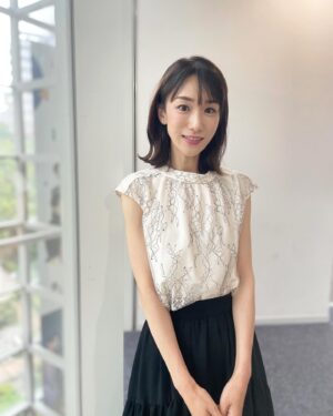 Mariko Dou Instagram - 昨日の「ワイド！スクランブル」の衣装は、

☆ブラウス,スカート… #proportionbodydressing 
☆アクセサリー… #starjewelry

でした👗✨
白✖️黒のコーディネートが素敵でした🤍

昨日の雨から一転、今日はいい天気ですね☀️
素敵な週末をお過ごしください^_^

 #大下容子ワイドスクランブル #ワイドスクランブル #ニュース #テレビ朝日 #アナウンサー
 #堂真理子 #アナウンサー衣装 #番組衣装