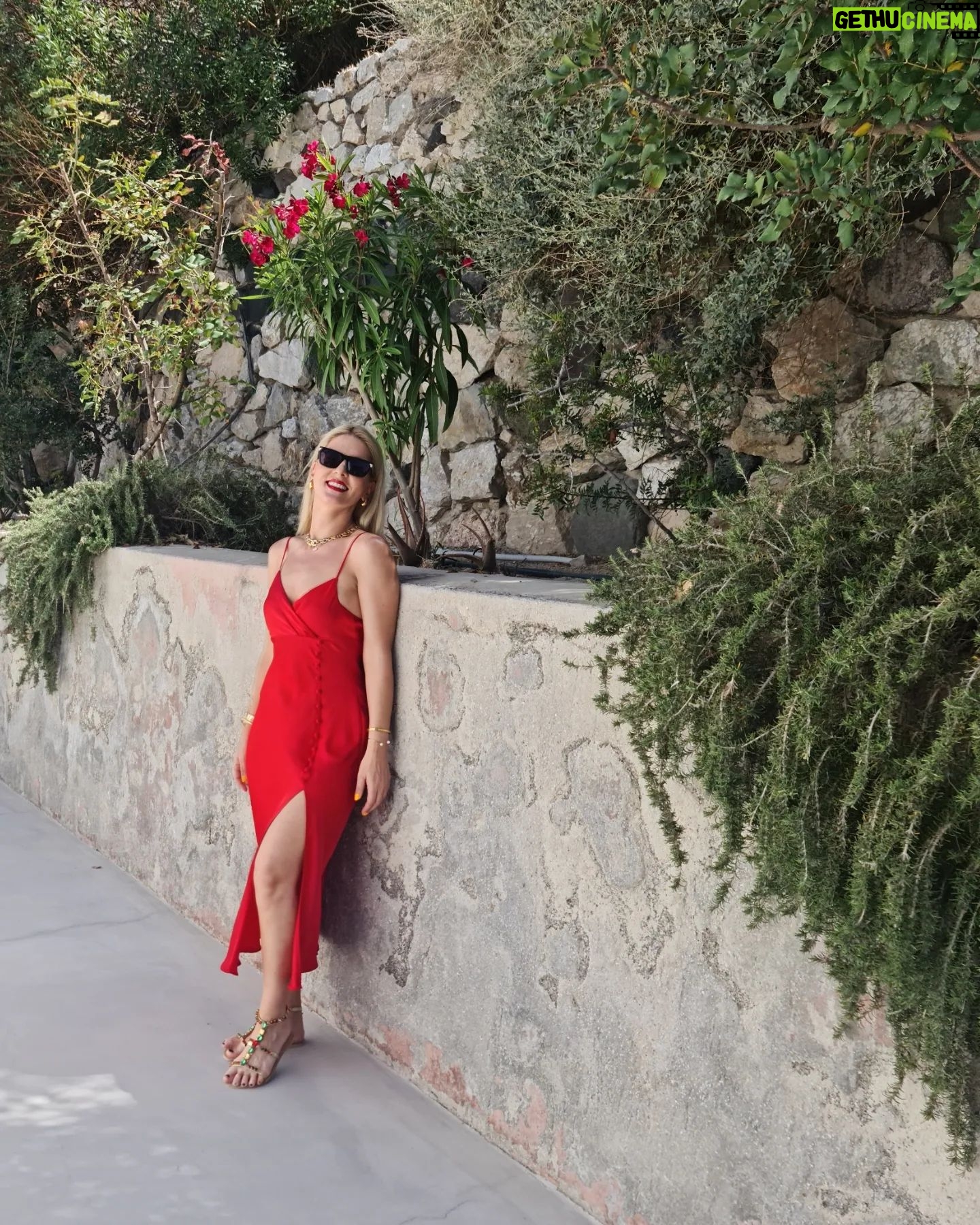 Marilena Radou - 1.4K Likes - ❤️
#wedding #weddingday #red #woman #womaninred #dress #satin #satindress