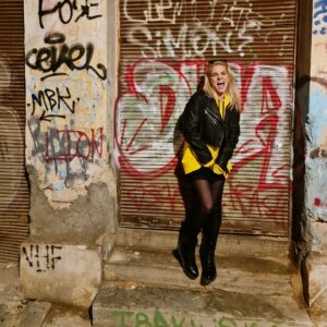 Marilena Radou Instagram - Όρισε στον εαυτό σου έναν χαρακτήρα και έναν τρόπο ζωής που θα τον κρατάς είτε είσαι μόνος είτε με άλλους.
Επίκτητος , 50 μ.Χ.-120 μ.Χ, Στωικός φιλόσοφος
#laugh #happiness #smile #pose #hoody #yellow #funky #night  #woman #life #fun