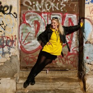 Marilena Radou Instagram - Όρισε στον εαυτό σου έναν χαρακτήρα και έναν τρόπο ζωής που θα τον κρατάς είτε είσαι μόνος είτε με άλλους.
Επίκτητος , 50 μ.Χ.-120 μ.Χ, Στωικός φιλόσοφος
#laugh #happiness #smile #pose #hoody #yellow #funky #night  #woman #life #fun