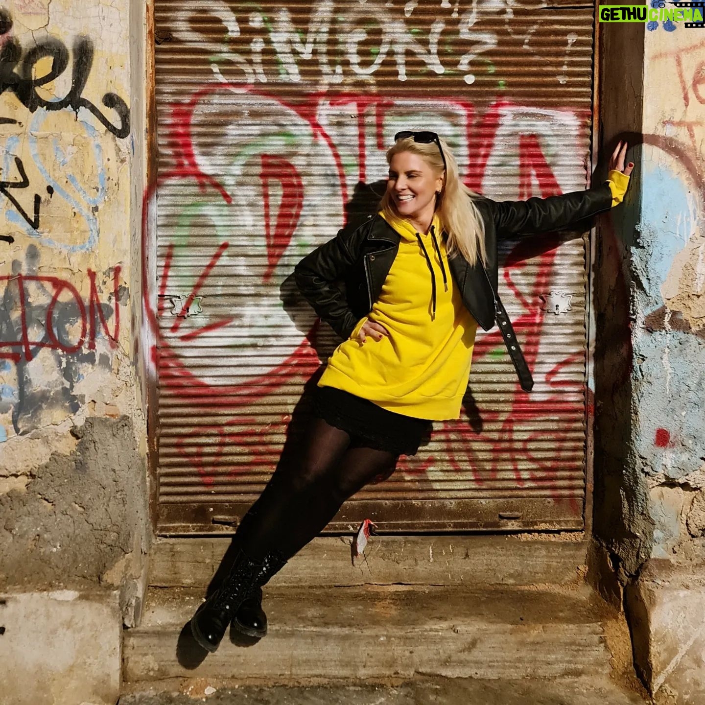 Marilena Radou - 1.3K Likes - Όρισε στον εαυτό σου έναν χαρακτήρα και έναν τρόπο ζωής που θα τον κρατάς είτε είσαι μόνος είτε με άλλους.
Επίκτητος , 50 μ.Χ.-120 μ.Χ, Στωικός φιλόσοφος
#laugh #happiness #smile #pose #hoody #yellow #funky #night #woman #life #fun