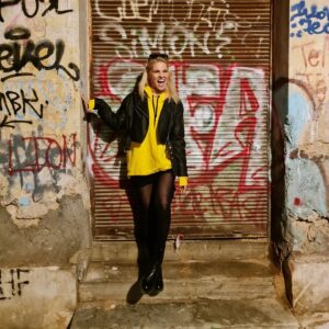 Marilena Radou Instagram - Όρισε στον εαυτό σου έναν χαρακτήρα και έναν τρόπο ζωής που θα τον κρατάς είτε είσαι μόνος είτε με άλλους.
Επίκτητος , 50 μ.Χ.-120 μ.Χ, Στωικός φιλόσοφος
#laugh #happiness #smile #pose #hoody #yellow #funky #night  #woman #life #fun