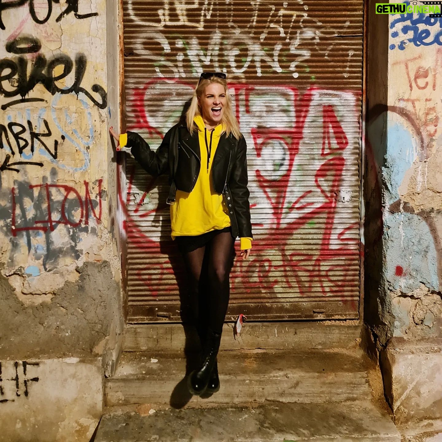 Marilena Radou - 1.3K Likes - Όρισε στον εαυτό σου έναν χαρακτήρα και έναν τρόπο ζωής που θα τον κρατάς είτε είσαι μόνος είτε με άλλους.
Επίκτητος , 50 μ.Χ.-120 μ.Χ, Στωικός φιλόσοφος
#laugh #happiness #smile #pose #hoody #yellow #funky #night #woman #life #fun