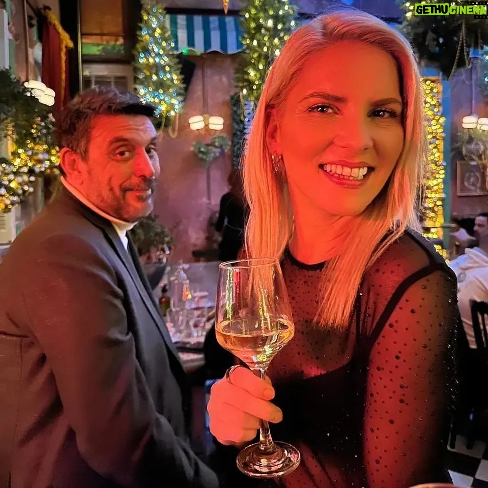 Marilena Radou - 2.7K Likes - Φίλος είναι κάποιος που σου δίνει πλήρη ελευθερία να είσαι ο εαυτός σου.
Jim Morrison
Αμερικανός τραγουδιστής (των «Doors») (1943-1971)
#friends #family #bestfriend #love #smile #happiness #winelover #wine #friday #fridaynight #night #nightout