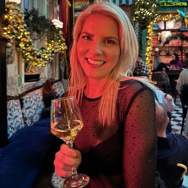 Marilena Radou - 2.7K Likes - Φίλος είναι κάποιος που σου δίνει πλήρη ελευθερία να είσαι ο εαυτός σου.
Jim Morrison
Αμερικανός τραγουδιστής (των «Doors») (1943-1971)
#friends #family #bestfriend #love #smile #happiness #winelover #wine #friday #fridaynight #night #nightout
