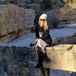 Marilena Radou Instagram - Υπάρχουν δυο τρόποι για να λάμπεις: 
είτε να αντανακλάς το φως είτε να το δημιουργείς.
Πωλ Κλωντέλ
Γάλλος ποιητής (1868-1955)
#lights #sun #morning #smile #soul #light #december