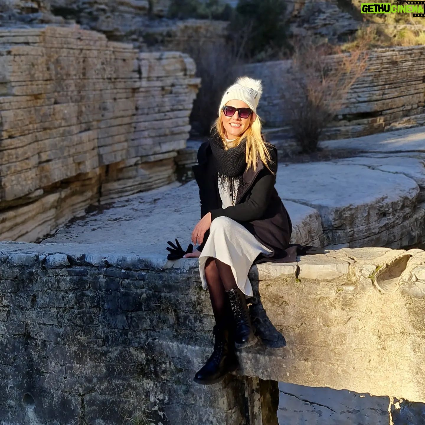 Marilena Radou - 1.4K Likes - Υπάρχουν δυο τρόποι για να λάμπεις:
είτε να αντανακλάς το φως είτε να το δημιουργείς.
Πωλ Κλωντέλ
Γάλλος ποιητής (1868-1955)
#lights #sun #morning #smile #soul #light #december