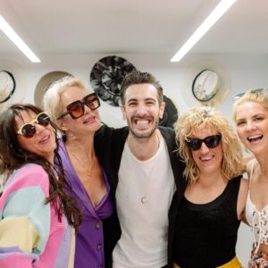 Marilena Radou Instagram - Εμένα οι φίλοι μου είναι...ΧΡΩΜΑΤΑ!!!
🩷💙💗❤️💜💛💚🤎🧡
@constasy
#friends #frienship #smiles #happiness #love #colours #mypeople #family #opening #party #photography @elizabeth_photography