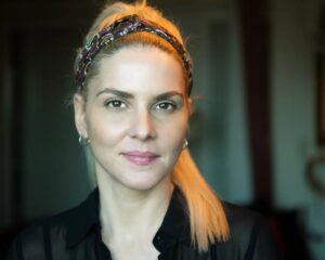Marilena Radou Instagram - Ένα πράγμα πρέπει να έχει κανείς: Είτε μια ψυχή που είναι εκ φύσεως χαρούμενη είτε μια ψυχή που την κάνει χαρούμενη η δουλειά, η αγάπη, η τέχνη και η γνώση.
Φρήντριχ Νίτσε
Γερμανός φιλόσοφος (1844-1900)
#real #me #face #portrait #actress #mood #photography @hippocratesb