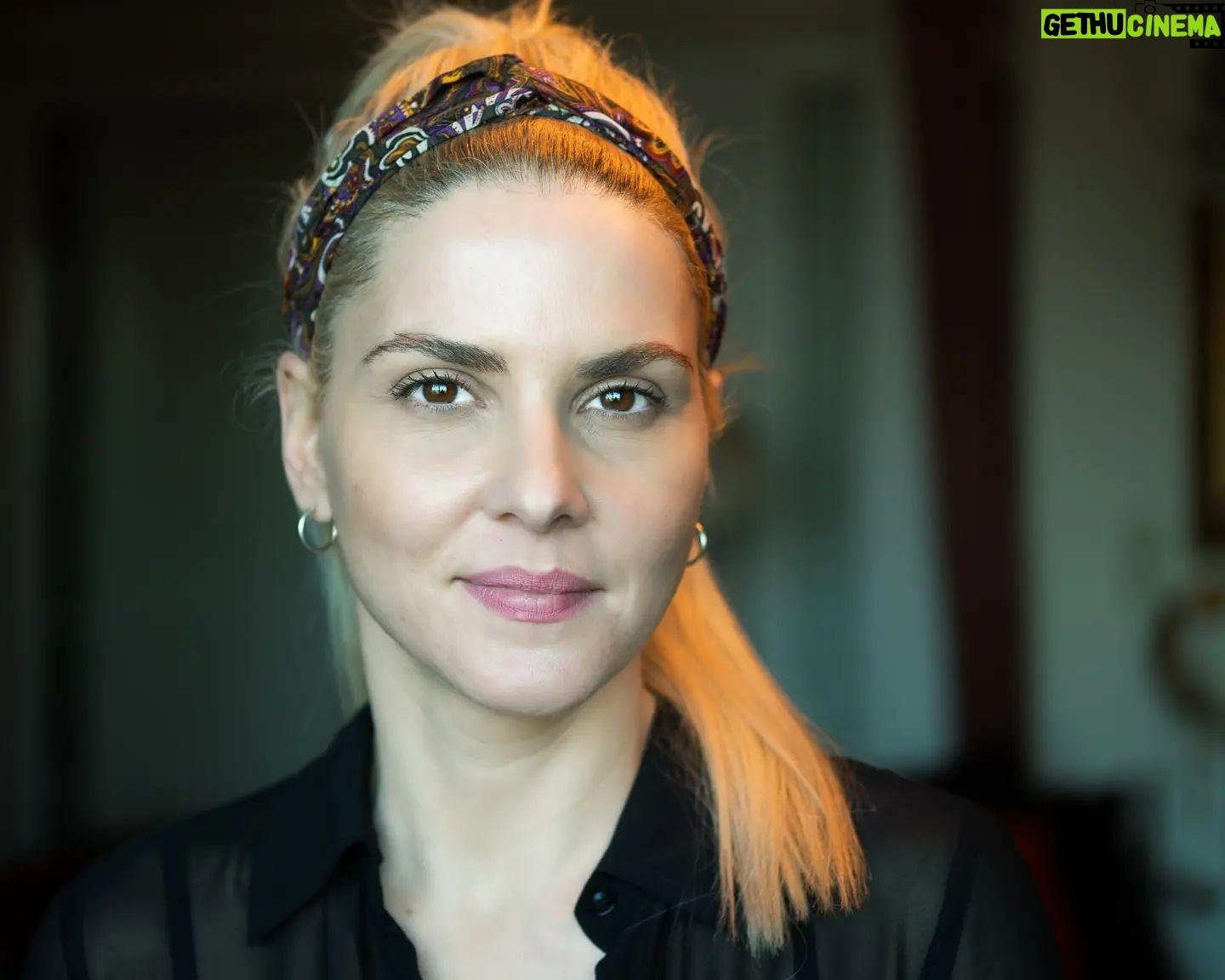 Marilena Radou - 1.7K Likes - Ένα πράγμα πρέπει να έχει κανείς: Είτε μια ψυχή που είναι εκ φύσεως χαρούμενη είτε μια ψυχή που την κάνει χαρούμενη η δουλειά, η αγάπη, η τέχνη και η γνώση.
Φρήντριχ Νίτσε
Γερμανός φιλόσοφος (1844-1900)
#real #me #face #portrait #actress #mood #photography @hippocratesb