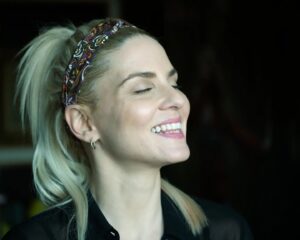 Marilena Radou Instagram - Ένα πράγμα πρέπει να έχει κανείς: Είτε μια ψυχή που είναι εκ φύσεως χαρούμενη είτε μια ψυχή που την κάνει χαρούμενη η δουλειά, η αγάπη, η τέχνη και η γνώση.
Φρήντριχ Νίτσε
Γερμανός φιλόσοφος (1844-1900)
#real #me #face #portrait #actress #mood #photography @hippocratesb