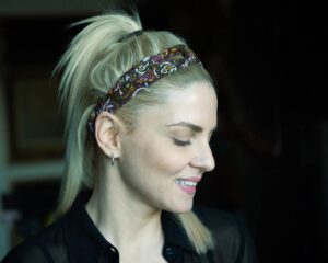 Marilena Radou Instagram - Ένα πράγμα πρέπει να έχει κανείς: Είτε μια ψυχή που είναι εκ φύσεως χαρούμενη είτε μια ψυχή που την κάνει χαρούμενη η δουλειά, η αγάπη, η τέχνη και η γνώση.
Φρήντριχ Νίτσε
Γερμανός φιλόσοφος (1844-1900)
#real #me #face #portrait #actress #mood #photography @hippocratesb