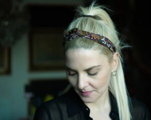 Marilena Radou Instagram - Ένα πράγμα πρέπει να έχει κανείς: Είτε μια ψυχή που είναι εκ φύσεως χαρούμενη είτε μια ψυχή που την κάνει χαρούμενη η δουλειά, η αγάπη, η τέχνη και η γνώση.
Φρήντριχ Νίτσε
Γερμανός φιλόσοφος (1844-1900)
#real #me #face #portrait #actress #mood #photography @hippocratesb