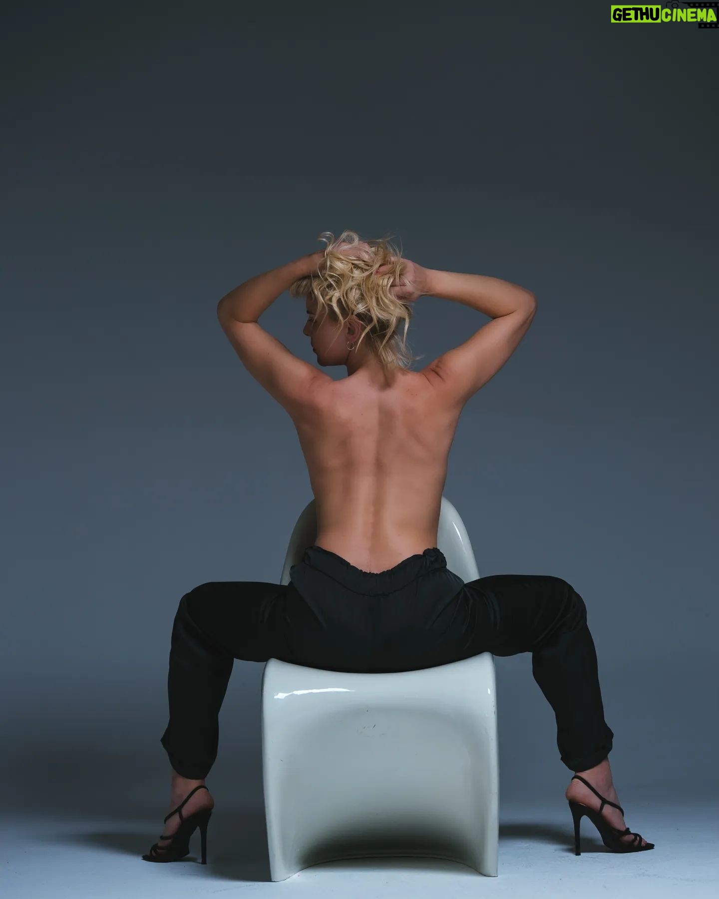 Marilena Radou - 1.8K Likes - Friday's mood 🖤
#myneckmyback #photoshooting #highheels
