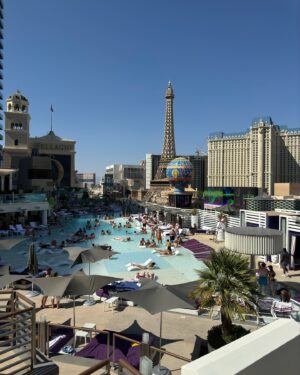 Marilou Lacharité Instagram - Promis, c’est dans les dernières photos 
☀️🕶️🌆

#lasvegas #vegasbaby #rooftop #vegasstrip