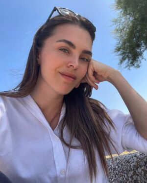 Marina Crialesi Instagram - Last day here 🏝️ 😢 

Ogni volta che lascio la mia terra vivo uno strappo emotivo molto forte. Non so spiegare il senso di pace interiore che mi da questo posto. L’odore del mare, delle piante selvatiche che crescono su questa spiaggia immensa, lo Stromboli in lontananza e un tramonto strepitoso, il più bello che abbia mai visto. La mia gente che parla ad alta voce, che si ferma a fare due chiacchiere e ti offre il caffè al bar… perché è così che funziona qui. Il vento che ti scompiglia i capelli, i kitesurf che volano sull’acqua, la Brasilena ,meglio nota come gazzosa al caffè, che bevuta qui ha un gusto che sa di casa, di infanzia. Tutto mi riporta a ciò che ero, quando spensierata correvo per il lungomare, libera di giocare e di sognare. Ho vissuto in diverse città, alcune le ho amate e continuo ad amarle con grande intensità, perché anche lì mi sento a casa, altre che non sono riuscita ad apprezzare fino in fondo, ma che mi hanno lasciato in dono amiche per la vita (e questo sì che vale più di ogni altra cosa), altre che non ho amato e non riesco ad amare. E poi c’è il luogo del cuore, il luogo dove ti senti perfettamente allineata con l’universo, il luogo in cui non vivresti ma che hai bisogno di “respirare” ogni tanto. Ecco per me questo posto è qui. E credo che lo sarà per sempre… perché non è una scelta razionale, di testa, ma di CUORE. E il cuore vince sempre. ♥️