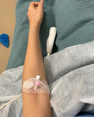 Marina Crialesi Instagram - Ci abbiamo messo un po’ di tempo, quello necessario perché ci sentissimo pronti a condividere questa nostra storia dal titolo : INFERTILITÀ. Una parola che ci ha accompagnato in questi ultimi tre anni e che abbiamo imparato a conoscere fin troppo bene. Tre anni fatti di visite, operazioni, medicine, diete e punture dolorose. E poi ancora speranze, fallimenti, lacrime (tante, tantissime)solitudine, senso di impotenza. Un investimento emotivo, fisico ed economico costante. Una battaglia che portiamo avanti anche quando ogni mese puntualmente arriva il giorno che ci annuncia un nuovo fallimento. Perché il desiderio di un figlio ci ha pervaso sin da subito, ancor prima di rendercene conto, ancor prima di dircelo, ancor prima di sposarci. 
Questo desiderio è il motore che ogni giorno ci da la forza di rialzarci e ricominciare tutto da capo. 
Accettare tutto questo non è stato semplice, ma capire che siamo “una coppia” delle tante in questo oceano chiamato infertilità ci aiutato a sentirci meno soli. Vedere tutte quelle donne condividere il loro percorso ci ha aiutato moltissimo. Ed è per questo che oggi anche noi abbiamo deciso di fare lo stesso, perché altre coppie possano sentirsi meno sole.
Tutto l’impegno, tutte le battaglie e tutta la sofferenza ci porteranno il nostro arcobaleno. L’invito che facciamo prima di tutto a noi e poi a voi è quello di non mollare. Di farsi aiutare e di affidarsi ai professionisti.
Sono sempre di più che le donne che parlano di infertilità e pma, ma ancora pochi sono gli uomini. È se iniziassimo anche noi? Noi uomini che per tanti motivi rimaniamo sempre nascosti, ma che siamo parte attiva in questo percorso. Perché l’infertilità riguarda la coppia e mai il singolo. Non sarebbe una bella novità? 🌈 
Oggi inizio io, tenendo stretta la mano di mia moglie che al mio fianco lotta ogni giorno per realizzare questo sogno.
