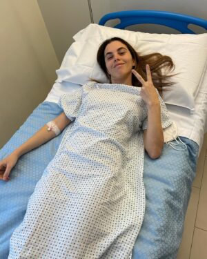 Marina Crialesi Instagram - Ci abbiamo messo un po’ di tempo, quello necessario perché ci sentissimo pronti a condividere questa nostra storia dal titolo : INFERTILITÀ. Una parola che ci ha accompagnato in questi ultimi tre anni e che abbiamo imparato a conoscere fin troppo bene. Tre anni fatti di visite, operazioni, medicine, diete e punture dolorose. E poi ancora speranze, fallimenti, lacrime (tante, tantissime)solitudine, senso di impotenza. Un investimento emotivo, fisico ed economico costante. Una battaglia che portiamo avanti anche quando ogni mese puntualmente arriva il giorno che ci annuncia un nuovo fallimento. Perché il desiderio di un figlio ci ha pervaso sin da subito, ancor prima di rendercene conto, ancor prima di dircelo, ancor prima di sposarci. 
Questo desiderio è il motore che ogni giorno ci da la forza di rialzarci e ricominciare tutto da capo. 
Accettare tutto questo non è stato semplice, ma capire che siamo “una coppia” delle tante in questo oceano chiamato infertilità ci aiutato a sentirci meno soli. Vedere tutte quelle donne condividere il loro percorso ci ha aiutato moltissimo. Ed è per questo che oggi anche noi abbiamo deciso di fare lo stesso, perché altre coppie possano sentirsi meno sole.
Tutto l’impegno, tutte le battaglie e tutta la sofferenza ci porteranno il nostro arcobaleno. L’invito che facciamo prima di tutto a noi e poi a voi è quello di non mollare. Di farsi aiutare e di affidarsi ai professionisti.
Sono sempre di più che le donne che parlano di infertilità e pma, ma ancora pochi sono gli uomini. È se iniziassimo anche noi? Noi uomini che per tanti motivi rimaniamo sempre nascosti, ma che siamo parte attiva in questo percorso. Perché l’infertilità riguarda la coppia e mai il singolo. Non sarebbe una bella novità? 🌈 
Oggi inizio io, tenendo stretta la mano di mia moglie che al mio fianco lotta ogni giorno per realizzare questo sogno.