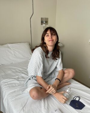 Marina Crialesi Instagram - Ci abbiamo messo un po’ di tempo, quello necessario perché ci sentissimo pronti a condividere questa nostra storia dal titolo : INFERTILITÀ. Una parola che ci ha accompagnato in questi ultimi tre anni e che abbiamo imparato a conoscere fin troppo bene. Tre anni fatti di visite, operazioni, medicine, diete e punture dolorose. E poi ancora speranze, fallimenti, lacrime (tante, tantissime)solitudine, senso di impotenza. Un investimento emotivo, fisico ed economico costante. Una battaglia che portiamo avanti anche quando ogni mese puntualmente arriva il giorno che ci annuncia un nuovo fallimento. Perché il desiderio di un figlio ci ha pervaso sin da subito, ancor prima di rendercene conto, ancor prima di dircelo, ancor prima di sposarci. 
Questo desiderio è il motore che ogni giorno ci da la forza di rialzarci e ricominciare tutto da capo. 
Accettare tutto questo non è stato semplice, ma capire che siamo “una coppia” delle tante in questo oceano chiamato infertilità ci aiutato a sentirci meno soli. Vedere tutte quelle donne condividere il loro percorso ci ha aiutato moltissimo. Ed è per questo che oggi anche noi abbiamo deciso di fare lo stesso, perché altre coppie possano sentirsi meno sole.
Tutto l’impegno, tutte le battaglie e tutta la sofferenza ci porteranno il nostro arcobaleno. L’invito che facciamo prima di tutto a noi e poi a voi è quello di non mollare. Di farsi aiutare e di affidarsi ai professionisti.
Sono sempre di più che le donne che parlano di infertilità e pma, ma ancora pochi sono gli uomini. È se iniziassimo anche noi? Noi uomini che per tanti motivi rimaniamo sempre nascosti, ma che siamo parte attiva in questo percorso. Perché l’infertilità riguarda la coppia e mai il singolo. Non sarebbe una bella novità? 🌈 
Oggi inizio io, tenendo stretta la mano di mia moglie che al mio fianco lotta ogni giorno per realizzare questo sogno.