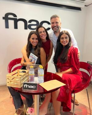Marina Valdés Instagram - Lo que vivimos en la presentación de #microdramas en Valencia fue un epílogo digno del libro. Estaban todos mis personajes en carne y hueso, dispuestos a revivir las historias que hicieran falta, cerrar las que quedaban y ponerles hasta lacito. Amigos, profesores, familia, compañeros de profesión. Millones de gracias por acompañarme ayer en otra aventura más. Tengo el corazón a rebosar, qué día tan bonito y tan tan tan especial ✨ni en mil novelas me habría imaginado algo tan sobrecogedor. Me ha robado hasta las palabras para poder expresar bien lo que significó. 

Ojalá cupieran las fotos con todos. Aquí una recopilación con el mejor maestro de ceremonias @cbonastre23, la mejor coguionista @cristina_andres, mi @mariagmanzano que me acompaña al fin del mundo; mi hermana @irenevv7 por ser la mejor del mundo mundial y mi partner in crime gallega @cotytrolling ♥️

Para quien se haya leído ya el libro aquí el vídeo de la reconciliación entre el periodista que me impulsó a serlo y mi padre tras la paella de la discordia en Kosovo. En vivo y en directo y después de muchos años. También fue una sorpresa tenerlo allí. Lo único que me podía esperar del día de ayer es la foto final: los huevos fritos a la 1am de la madrugada y que vienen siendo un must en mi casa. 

No faltó tampoco el detalle de @maticescollection que quiso vestirnos en un día tan simbólico con diseños creados en la terreta 👗