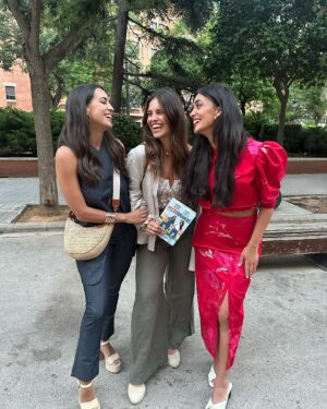 Marina Valdés Instagram - Lo que vivimos en la presentación de #microdramas en Valencia fue un epílogo digno del libro. Estaban todos mis personajes en carne y hueso, dispuestos a revivir las historias que hicieran falta, cerrar las que quedaban y ponerles hasta lacito. Amigos, profesores, familia, compañeros de profesión. Millones de gracias por acompañarme ayer en otra aventura más. Tengo el corazón a rebosar, qué día tan bonito y tan tan tan especial ✨ni en mil novelas me habría imaginado algo tan sobrecogedor. Me ha robado hasta las palabras para poder expresar bien lo que significó. 

Ojalá cupieran las fotos con todos. Aquí una recopilación con el mejor maestro de ceremonias @cbonastre23, la mejor coguionista @cristina_andres, mi @mariagmanzano que me acompaña al fin del mundo; mi hermana @irenevv7 por ser la mejor del mundo mundial y mi partner in crime gallega @cotytrolling ♥️

Para quien se haya leído ya el libro aquí el vídeo de la reconciliación entre el periodista que me impulsó a serlo y mi padre tras la paella de la discordia en Kosovo. En vivo y en directo y después de muchos años. También fue una sorpresa tenerlo allí. Lo único que me podía esperar del día de ayer es la foto final: los huevos fritos a la 1am de la madrugada y que vienen siendo un must en mi casa. 

No faltó tampoco el detalle de @maticescollection que quiso vestirnos en un día tan simbólico con diseños creados en la terreta 👗