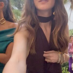 Marina Valdés Instagram - Que sigáis siendo siempre lo mejor que os ha podido pasar @alex.silvestresz & @carmen.estelrich ✨🤍 os adoro 

👗 @ladypipa