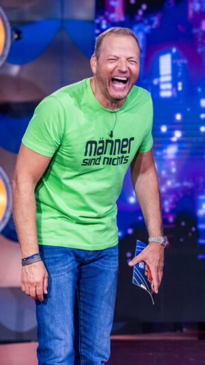 Mario Barth Instagram - Der hübscheste Mann der Welt. Nackt! 🔥 Morgen auf RTL leider nicht. Dafür gibt es aber ab 20:15 Uhr die größten Stars der Comedy! ✨ Eine geile Sendung geworden. Müsst ihr dabei sein. Euer Mario