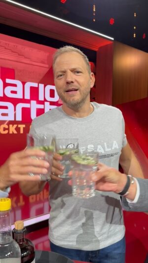 Mario Barth Instagram - Prost! 🍻 Heute gibt’s ja hoffentlich was zu Feiern. ⚽️ 😁 Und im Anschluss ab 21 Uhr gibt’s ne volle Packung @mariobarthdecktauf. Natürlich bei RTL. Viel Spaß! Euer Mario