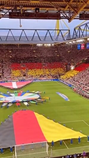 Mario Barth Instagram - Deutschland gegen Dänemark. Im Dortmunder Stadion. Mega Stimmung. Was glaubt ihr wie es aus geht. Und noch mal großen Dank an Markus, bist der Beste. Also was denkt ihr ???
