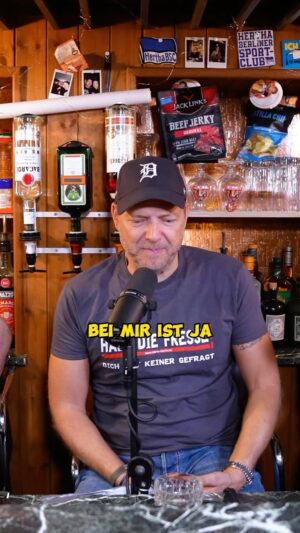 Mario Barth Instagram - Ich kann es nicht oft genug sagen. Wir müssen es mit Humor nehmen. Uns selber nicht so ernst nehmen. Wir überlegen ob wir zu dritt einen geilen Jahrespodcast machen. Nur 1 mal im Jahr. Mit allem drum und dran. Lasst uns eine Tradition erschaffen. Wer hat Bock darauf? @diedeutschenpodcast @shayangarcia @nizarcomedy