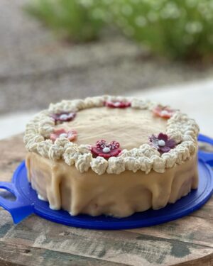 Mario Barth Instagram - Da weiß man, dass man nach einer Tour und TV Terminen nach Hause kommt. Danke an meine gute Seele. Diesmal eine Marzipantorte. Das geile daran, ohne Kalorien. Hat sie mir gesagt und ich glaube ihr. Einfach Küchenmaschine auf wahnsinnig schnell stellen, dann fliegen die Kalorien raus. So einfach ist das. DANKE