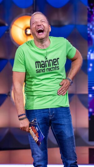 Mario Barth Instagram - Ich gender nicht - ich hab BALD einen Schulabschluss. Brauche neue Shirts. 😄😄