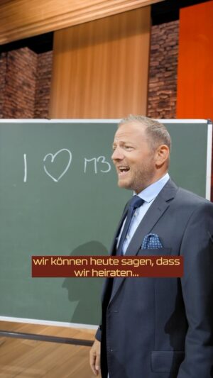 Mario Barth Instagram - @mariobarth ist definitiv ein Romantiker! 🌹😉

#mariobarthdecktauf #mariobarth #romantiker